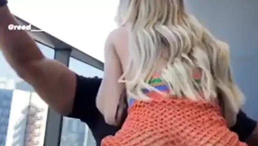 Sarışın balkonda sikişiyor (rubia follando en balcon)