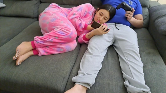 Üvey kardeş berbat üvey kardeşi ve yiyor onun sperm süre o oynar video oyunları