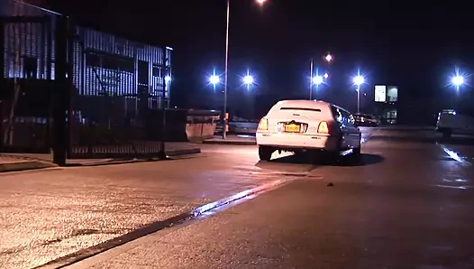 İki seksi fahişe arabanın arka koltuğunda bir sert direği paylaşıyor