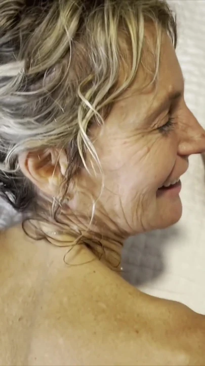 Милфе отмазали о задницу