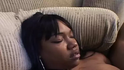 Büyük memeli zenci hatun nostaljik gösteride amcığını parçalıyor