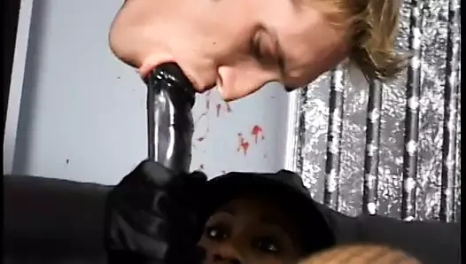 siyah femdom metresi büyük kayış-on ile dude's kıçını dövüyor