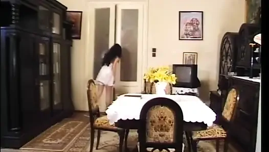 Bir tamirci sikişmeden önce azgın müşterisinin ıslak amını yalıyor