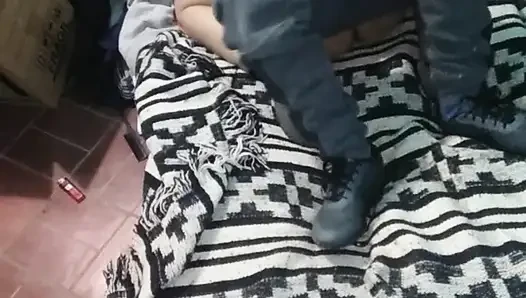 Montanolu kız yerdeki yatakla giyiniyor