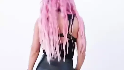 Pembe saçlı ve dar siyah pantolonlu Nayali eva marie