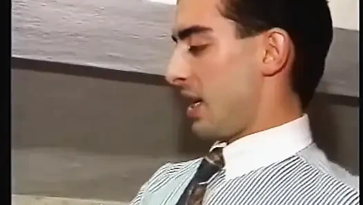 Seksi sekreter götünü iki büyük yarakla sikiyor ve içine ve yüzüne boşaltıyor