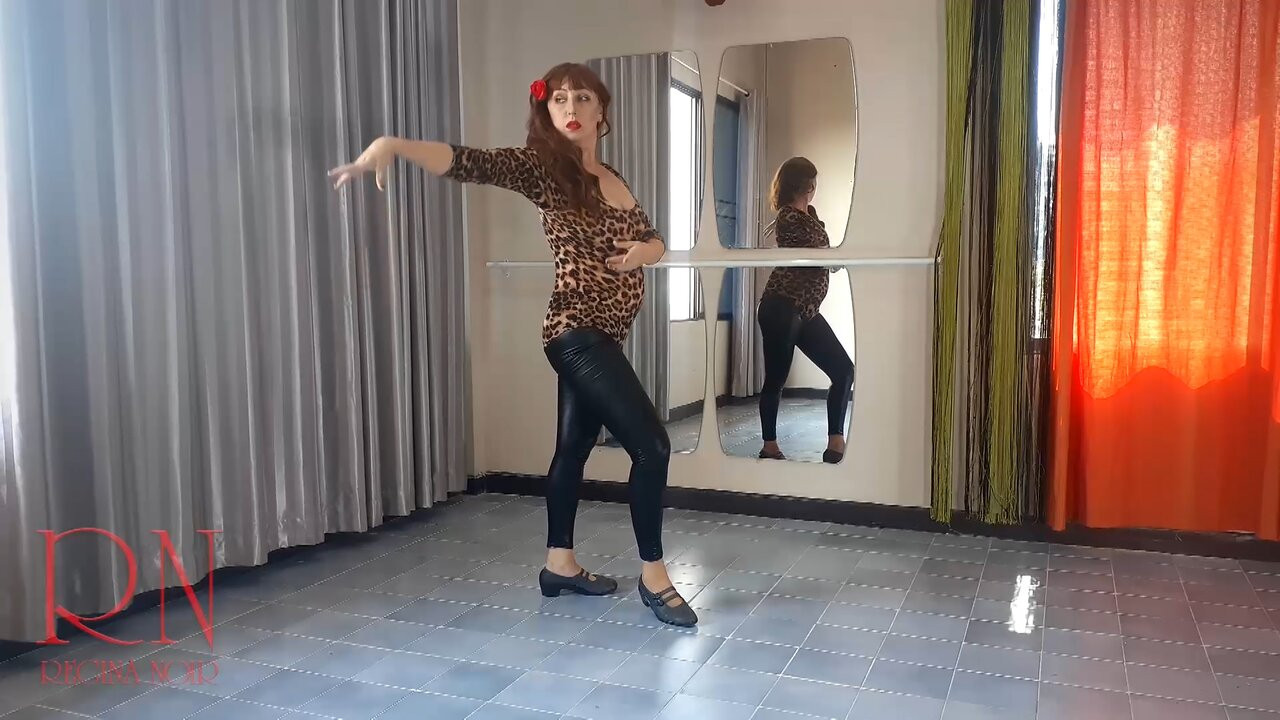Flamenko - sıcak İspanyol dansı. regina noir bale dersinde dans ediyor. gitar müziği, balerin tango dansı yapıyor. 2