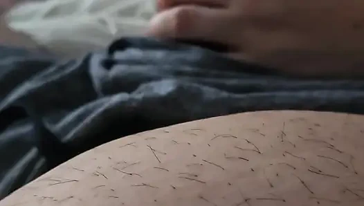 Üvey anne karşı koyamıyor ve hızlı bir elle muamele için üvey oğlunun yarağını çıkardı