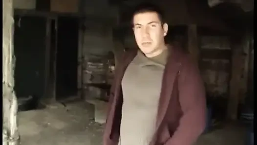 Kölelerini oynamaya hazır tutar