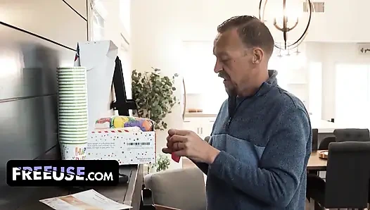 River lynn babası etrafta dolaşırken Rion King'in sessiz kalmasına cesaret ediyor