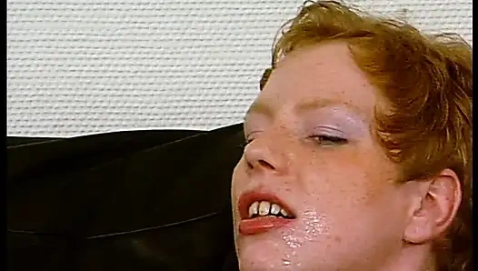 Kısa saçlı genç kız oyuncu seçmelerinde sıkı göt deliğini parmaklatıyor