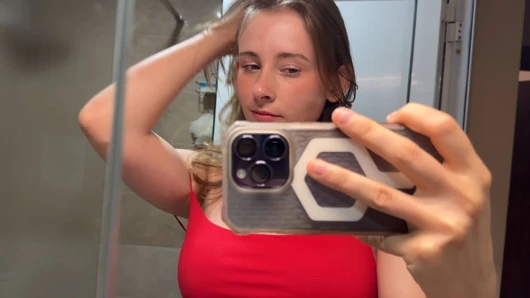 Kırmızı elbiseli pixie duş gösterisi - steamy self-love için telefon azdırma