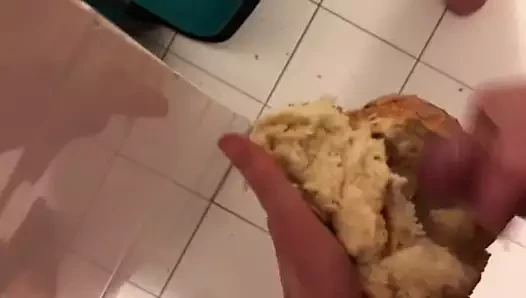 Döl ile sikişiyor ve ekmek yiyor