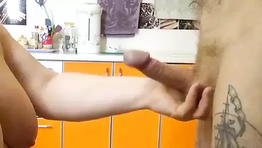 Boşalmadan önce parmaklıyor ve yarak emiyor