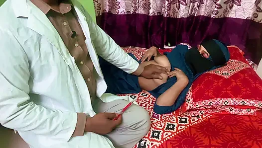 Doktor hoş göğüslerini görüyor ve sert sikiliyor