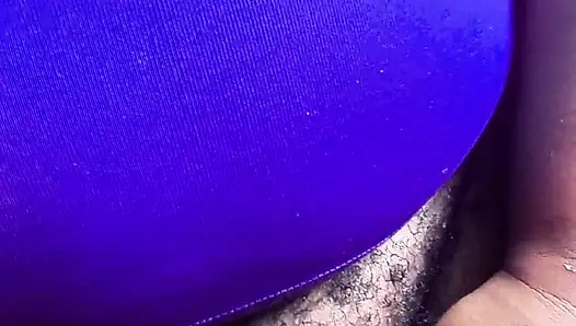 Onu sikmen için amcığımdaki kılları yıkıyorum