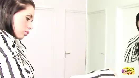 Büyük dildolu seksi bir esmer amına girerken sarışın orgazm yaşıyor