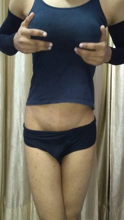 Sıcak genç crossdresser şerit kızdırmak