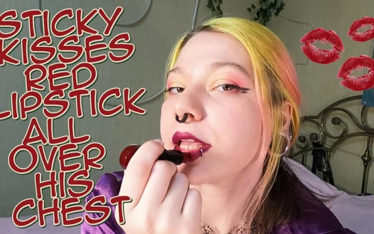 Sticky göğsünün her yerine kırmızı ruj öpüyor
