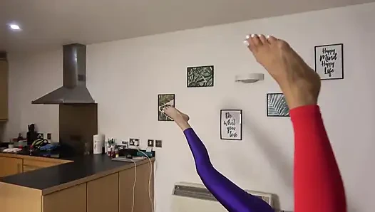 Lilly'nin yoga ve esaret esaret esaret kemeri bağlı, bağlandı ve koşumlu bir taşakla susturuldu! (fullhd)
