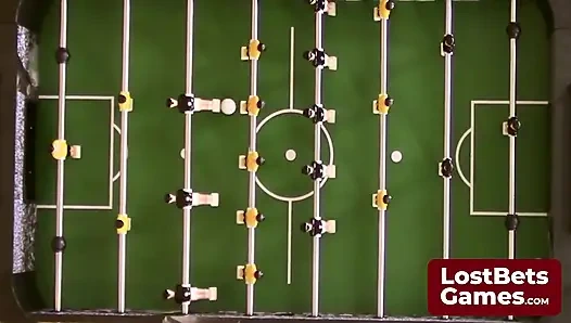 Striptizli bir langırt oyunu sonunda şaplak atma ikramı vaat ediyor
