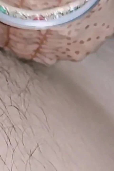 Hintli evli kadın kocasıyla ilk kez seks yapıyor