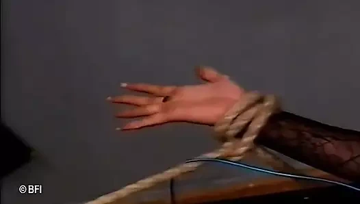 Amcık efendisi tarafından iki itaatkar kızı kırbaçlıyor