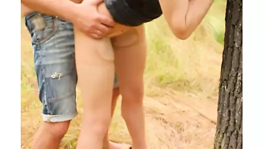 Kolay kittyjoy. ormanda sikişmek