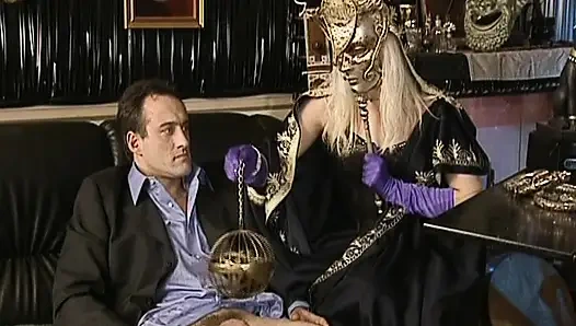 Güzel Alman sarışın bebek şehvetli anal sikişin tadını çıkarıyor