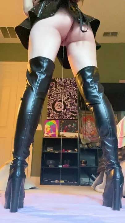 Доминантная DavitaMay писает на пол