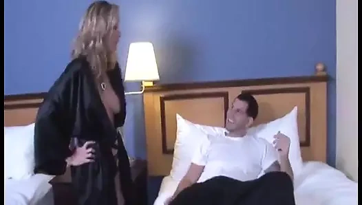 Büyük yarağını okşamayı bırak bayım!