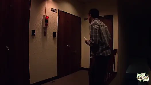 Not defterlerine bir şeyler yazıyorlardı ama sonra kadın yağlanmışken onunla alay ediyor.