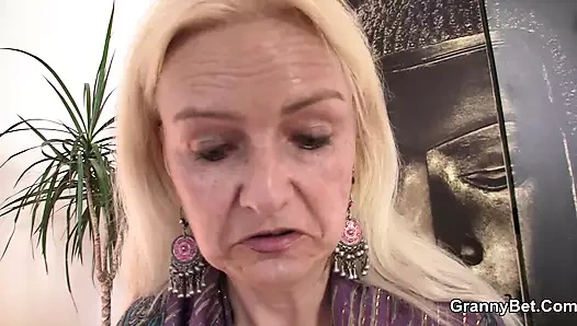 Sıska sarışın büyükanne ile kıllı kedi sürmek büyük horoz