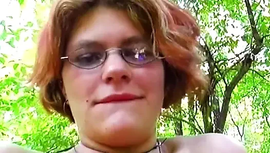 Olgun kızıl saçlı orta yaşlı seksi kadın açık havada yüzüne boşalıyor