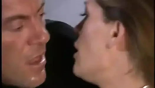 Adam kaltak oral seks yapıyor ve sulu götünü ve amını sürttü