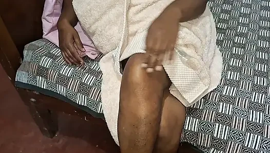 Büyük götlü ve doğal memeli tombul yarı Asyalı genç erkek avcısı evli kadın