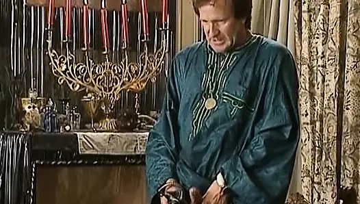 Almanya'dan ateşli sarışın bir kadın göt deliğini genişletiyor