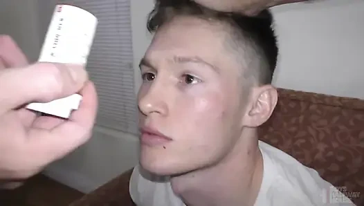 Kaslı genç kızın sıkı deliği iki yaşlı dominant tarafından ağrılı bir şekilde genişletiliyor