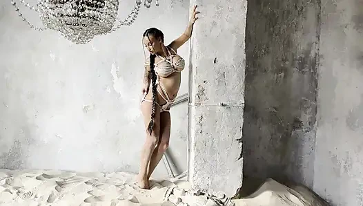 Monika Fox Shibari kum içinde