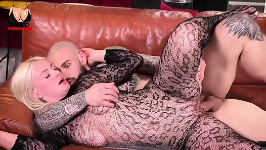 Büyük Göğüslü Sarışın MILF Büyük Bir Penis Tarafından Sikilir!