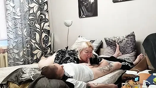 Kız arkadaşımın ağzını bolca dölle dolduruyor