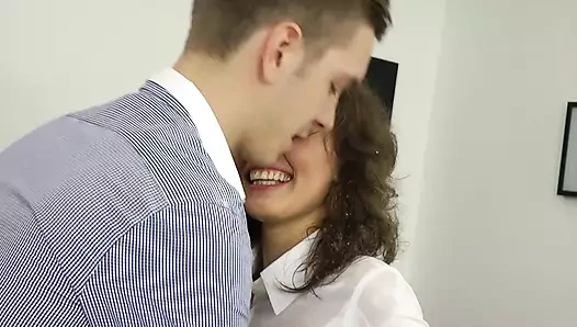 Michelle denisova ağzına işemek yakalar ve sonra onu dışarı salyalar