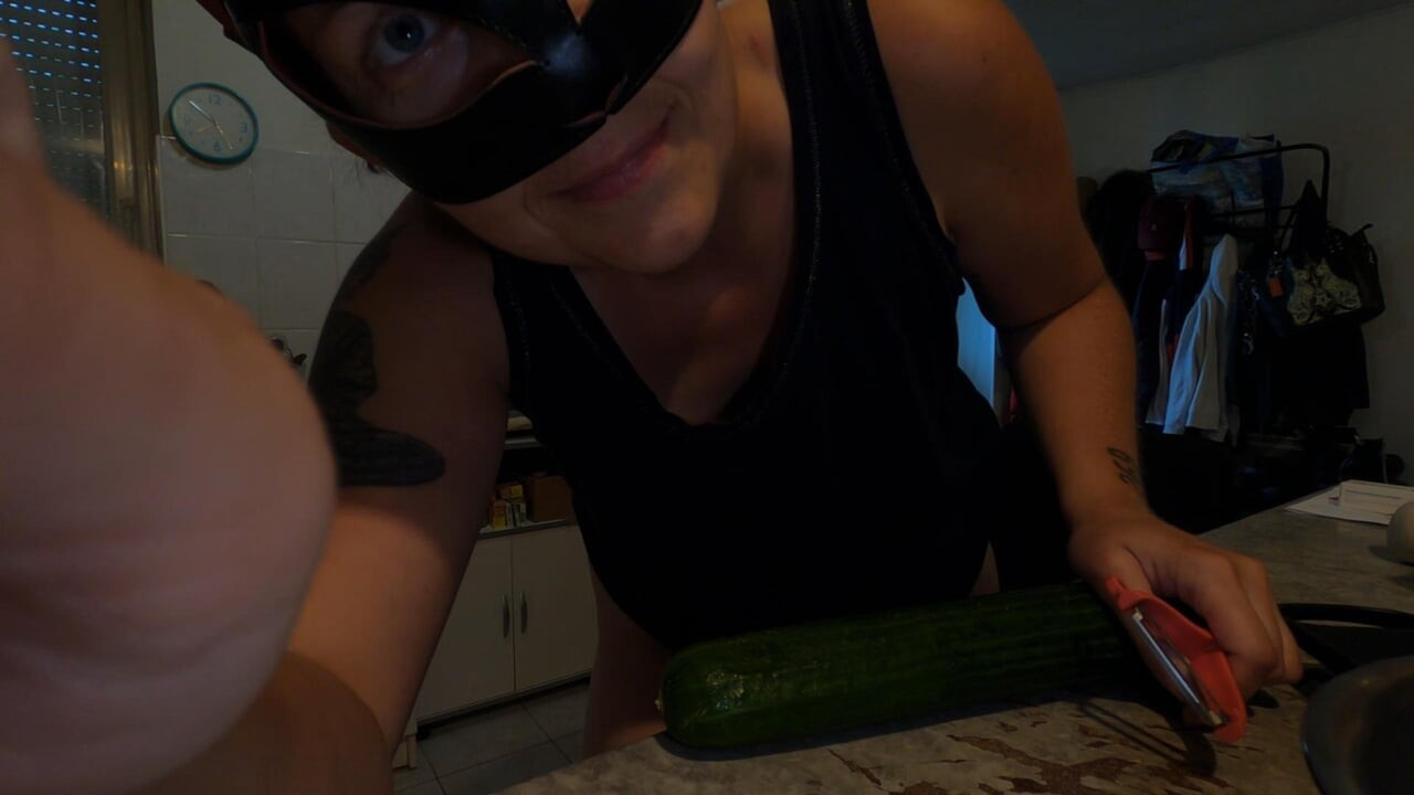 VgWhite ateşli bir akşam salatalık hazırlıyor