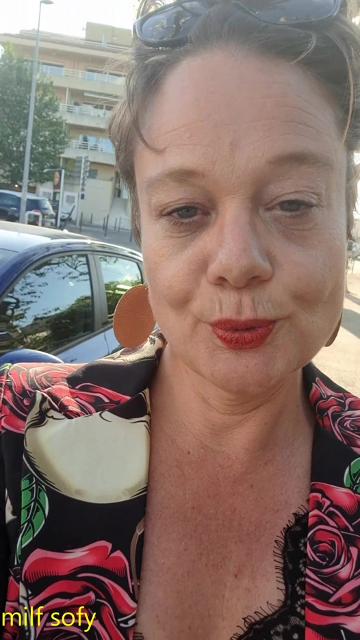 Bir partiden döndüm ve orta yaşlı seksi kadın seven bir hayranla karşılaştım. Onu dışarıda emiyor ve o götümü sikiyor ve yüzüme boşalıyor