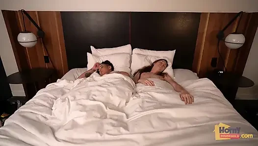 Üvey kardeşler otel odasını paylaşıyor