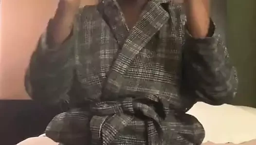 ZENCI SEKSI IRI GÜZEL KADıN ERKEK AVCıSı TARAFıNDAN DOĞRANMıŞ VE VIDALANMıŞ STRIPTIZ