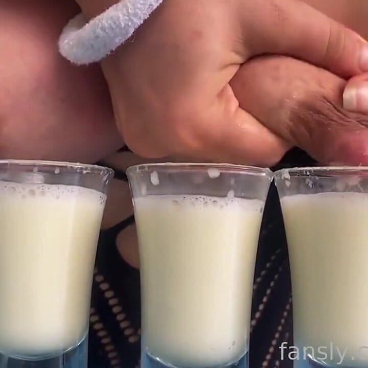 Üç bardağı tam göğüslerimden taze anne sütüyle dolduruyor