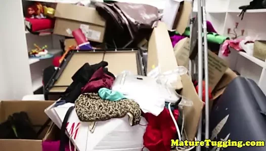 İri göğüslü üvey anne boşalana kadar bakış açısıyla yarakla mastürbasyon yapıyor