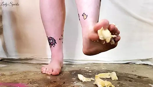 Ayaklarımla muzları yok ediyorum