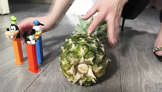 Prenses Kitty ananas ve pez dağıtıcılarını ezmenin tadını çıkarıyor